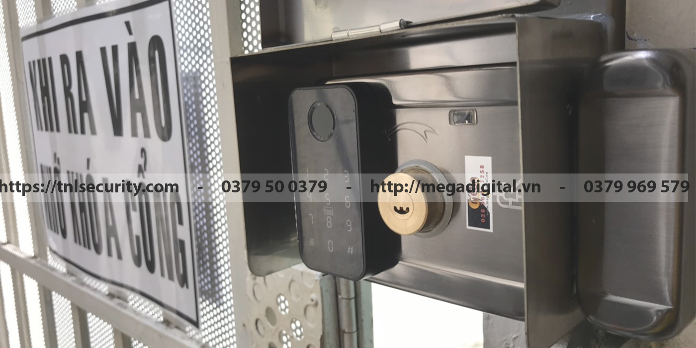 Qua-trinh-lap-khoa-pin-van-tay-hai-chieu-cho-nha-tro-tai-quan-8